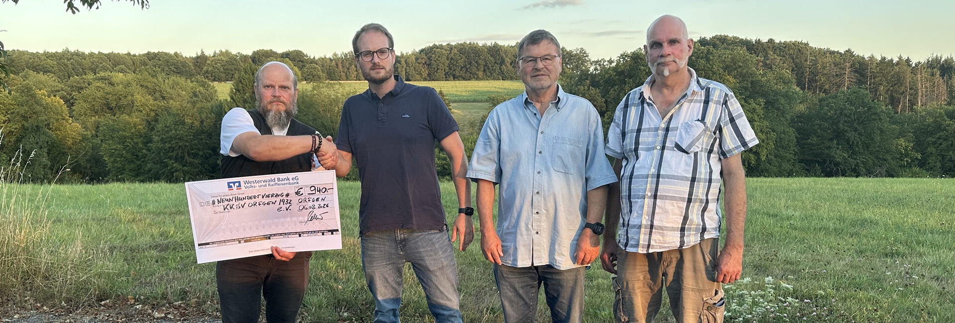 Bild Übergabe Scheck Crowdfunding Westerwaldbank